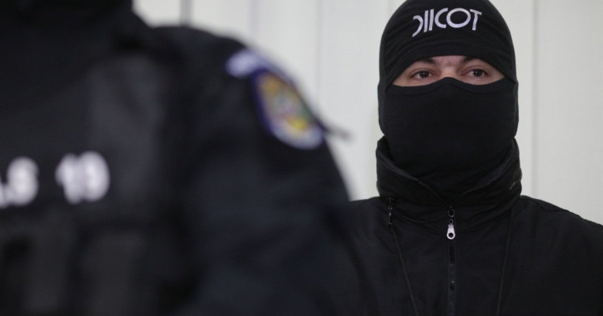 Doi români audiați în dosarul unui site pentru contractarea de asasini Autoritățile din România au desfășurat o amplă operațiune în urma unei solicitări venite din partea autorităților britanice, vizând existența unui site web suspectat că facilita contractarea de asasini