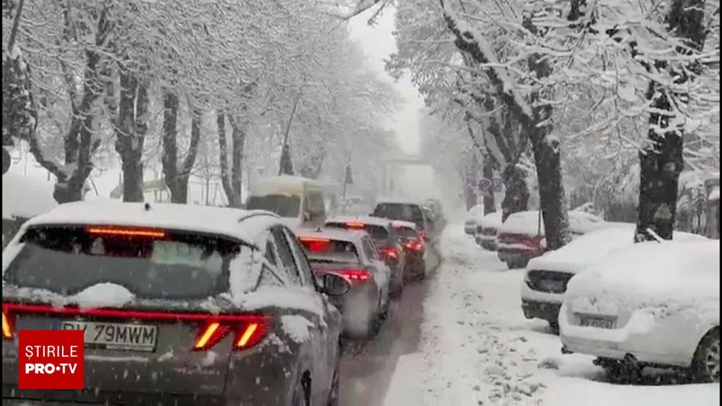 Jumătate de țară, acoperită de zăpadă. Șoferii au stat blocați ore în șir pe drumuri și mii de oameni au rămas fără curent