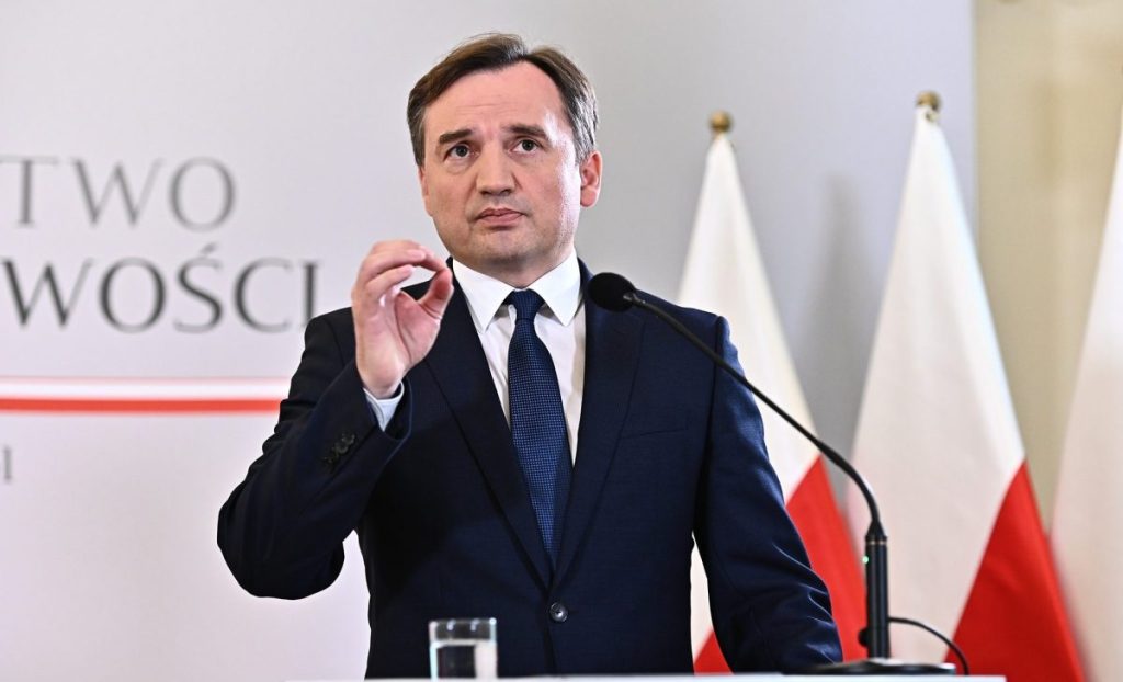 Guvernul Poloniei reacționează dur la decizia Ungariei de a-i acorda azil politic fostului ministru al justiției, Zbigniew Ziobro, acuzat de delapidare Reacție virulentă din Varșovia după decizia Budapestei de a acorda azil politic fostului oficial polonez, Zbigniew Ziobro, acuzat de delapidare și urmărit internațional