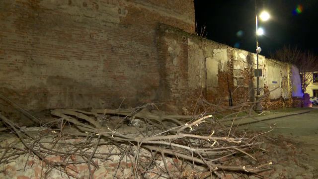 Un zid vechi s-a prăbușit pe trotuar în centrul Aradului. O mașină a fost avariată și un copac a fost rupt