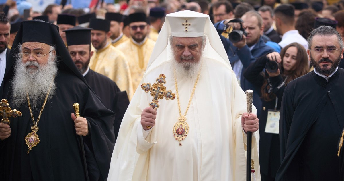 Credincioșii ortodocși celebrează Boboteaza la Catedrala Patriarhală din București București, 6 ianuarie 2026 – Astăzi, la Catedrala Patriarhală Sfinții Împărați Constantin și Elena, un număr impresionant de credincioși s-au adunat pentru a participa la slujba dedicată sărbătorii Botezului Domnului, cunoscută și sub denumirea de Bobotează