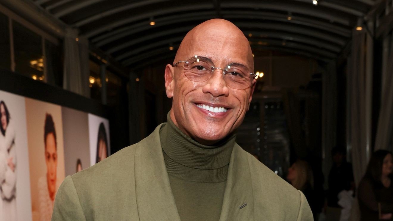 Dwayne Johnson își dezvăluie prima „crush” cinematografică: Gene Wilder Dwayne Johnson, cunoscut drept unul dintre cei mai atrăgători bărbați din Hollywood, și-a surprins fanii declarând că prima lui „crush” cinematografică nu a fost o actriță strălucitoare, ci legendarul Gene Wilder