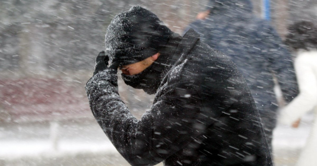 Ger și viscol în România: Avertizări meteo pentru mai multe județe Meteorologii din cadrul Administrației Naționale de Meteorologie (ANM) au emis, duminică, un Cod galben de ninsori și lapoviță, iar pentru zona de munte a județelor Caraș-Severin, Mehedinți, Gorj și Hunedoara a fost instituit un Cod portocaliu pentru ninsori abundente și viscol