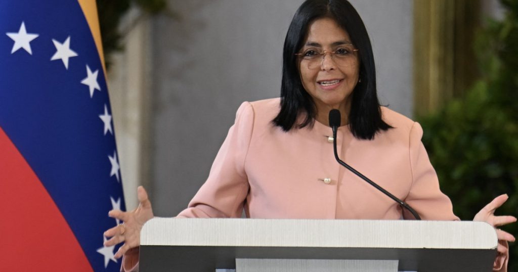 Delcy Rodriguez, Președinte Interimar al Venezuelei, în Contextul Crizei Politice Delcy Rodriguez a depus luni jurământul oficial ca președinte interimar al Venezuelei, un moment marcat de instabilitate și controverse în contextul în care președintele Nicolas Maduro a fost acuzat de trafic de droguri