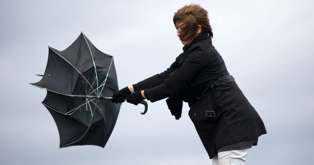 Vreme severă în România: Avertizări de cod galben în 20 de județe Administrația Națională de Meteorologie (ANM) a emis recent o atenționare de cod galben pentru intensificări ale vântului, valabilă până luni dimineață, afectând în special zonele din Banat, sudul Crișanei și Carpații Meridionali