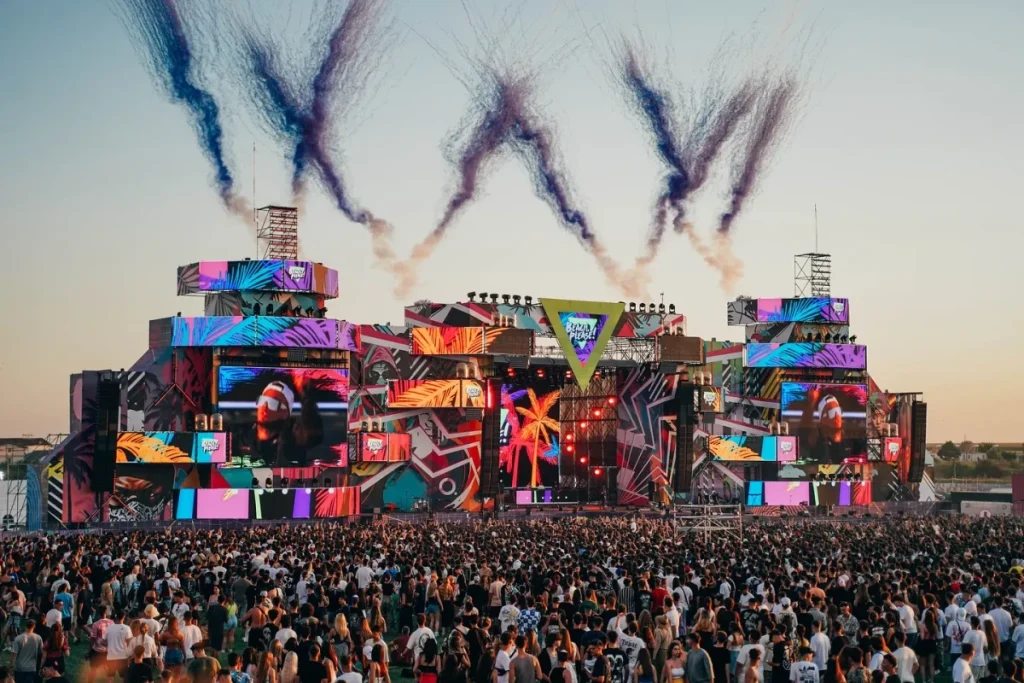 Festivalul „Beach, Please!” din Costinești a reușit din nou să atragă atenția asupra muzicii urbane, devenind un adevărat magnet pentru tineri