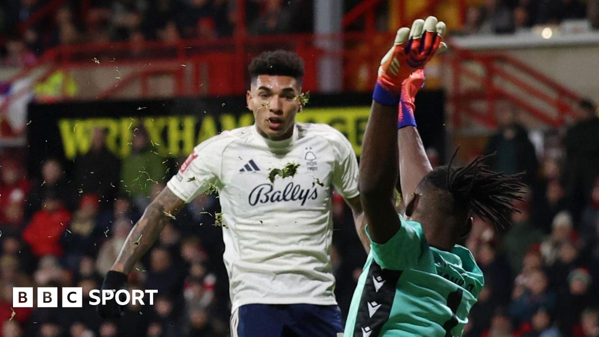 Probleme pentru Smith în absența lui Moore Wrexham și Nottingham Forest au terminat la egalitate, 0-0, într-un meci care a adus în prim-plan talentul tânăr al echipei engleze