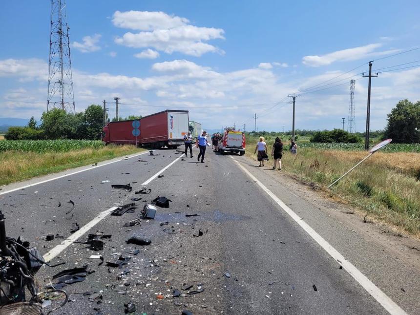 Tragedie rutieră în Lugoj: șofer sub influența drogurilor și alcoolului provocă un accident mortal O zi tragică în Lugoj, unde un accident rutier grav, soldat cu pierderi de vieți omenești și grav rănite, a readus în atenție pericolul consumului de alcool și droguri la volan