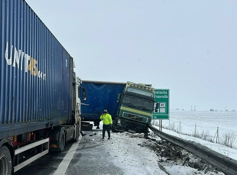 Trafic blocat pe Autostrada Soarelui după ce două tiruri au derapat pe zăpadă Traficul rutier de pe Autostrada Soarelui, pe sensul spre Constanța, a fost grav afectat luni dimineață, după ce două camioane au derapat din cauza zăpezii și au blocat complet circulația pe tronsonul dintre focarele Fetești și Drajna