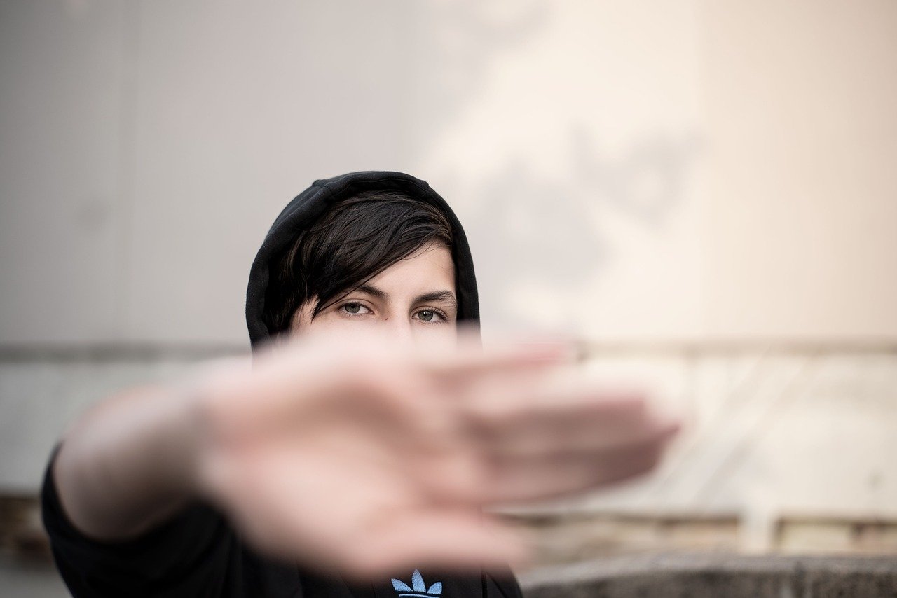 Adolescent agresiv, filmat în timp ce bate un coleg în toaleta unui liceu din Brăila Un incident grav s-a petrecut recent în incinta Colegiului Economic „Ghica” din Brăila, unde un elev a fost victima unei violențe extrem de dure