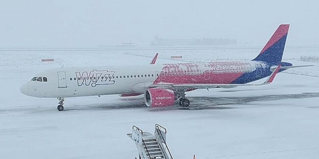 Incident operațional la Aeroportul Internațional Sibiu: Aeronava Wizz Air Ajunge în Siguranță în Condții de Iarnă Un incident mai puțin obișnuit a avut loc marți pe Aeroportul Internațional Sibiu, unde o aeronavă a companiei Wizz Air, operând cursa dintre Milano Bergamo și Sibiu, a fost implicată într-un incident operațional la sol