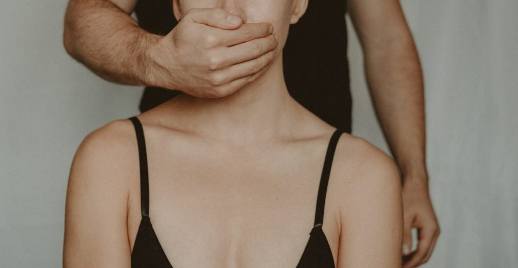 Un bărbat din Ocna Mureș, condamnat pentru fapte grave, va petrece următorii 27 de ani și opt luni în spatele gratiilor, după o decizie definitivă pronunțată recent de instanțele din Alba Iulia