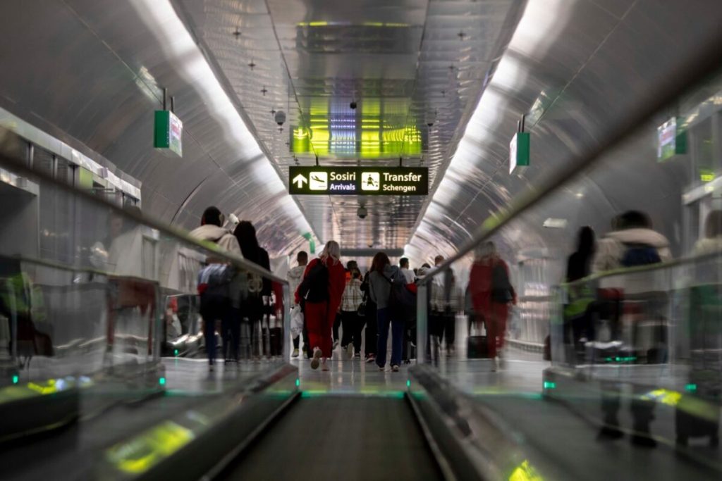 Descoperire spectaculoasă la Aeroportul Henri Coandă: polițiștii de frontieră și vameșii au prins un caz de contrabandă de lux Polițiștii de frontieră de la PTF Aeroport Henri Coandă și angajații Biroului Vamal de Frontieră Otopeni au parasit ieri pentru un incident deosebit de grav, într-o acțiune comună ce a dus la descoperirea unor sume și bijuterii suspecte de contrabandă