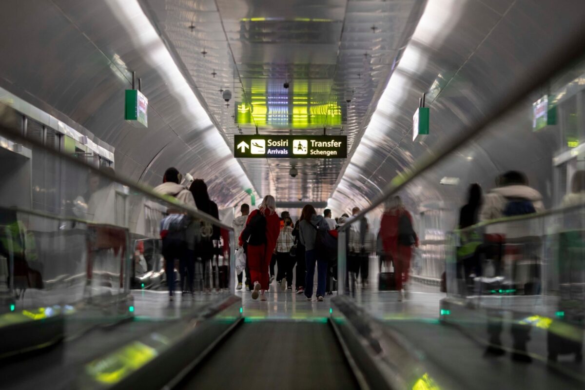 Descoperire spectaculoasă la Aeroportul Henri Coandă: polițiștii de frontieră și vameșii au prins un caz de contrabandă de lux Polițiștii de frontieră de la PTF Aeroport Henri Coandă și angajații Biroului Vamal de Frontieră Otopeni au parasit ieri pentru un incident deosebit de grav, într-o acțiune comună ce a dus la descoperirea unor sume și bijuterii suspecte de contrabandă