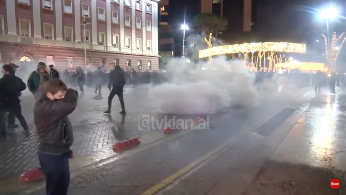 Tirana în stare de alertă după ciocnirile violente din centrul orașului Orașul Tirana, capitala Albaniei, a fost scena unor incidente grave sâmbătă, când o manifestație antiguvernamentală s-a transformat brusc într-un conflict deschis între protestatari și forțele de ordine
