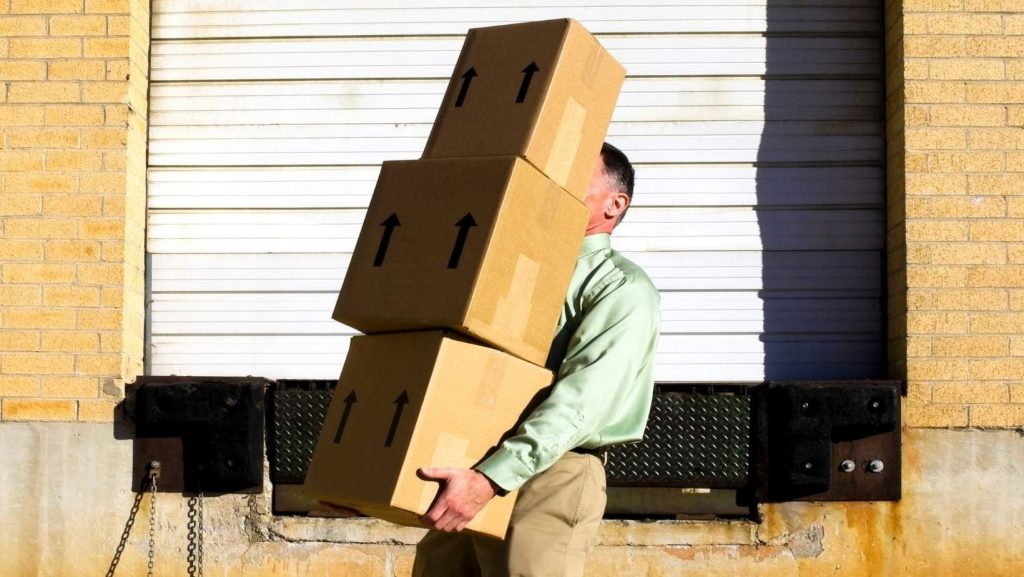 România a introdus, de la începutul anului 2026, o taxă logistică percepută pentru coletele cu valoare sub 150 de euro provenite din afara Uniunii Europene, o măsură care nu doar că va modifica radical modul în care românii fac cumpărături online, ci și poziția țării în rândul statelor membre europene în privința reglementărilor privind importurile mici