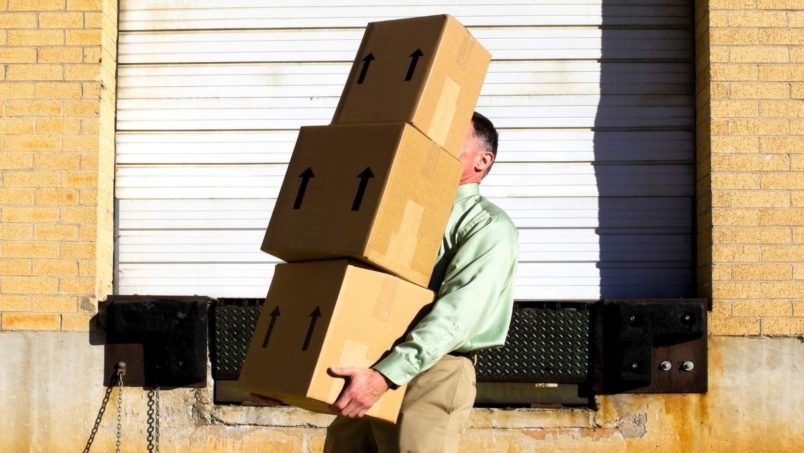 România a introdus, de la începutul anului 2026, o taxă logistică percepută pentru coletele cu valoare sub 150 de euro provenite din afara Uniunii Europene, o măsură care nu doar că va modifica radical modul în care românii fac cumpărături online, ci și poziția țării în rândul statelor membre europene în privința reglementărilor privind importurile mici