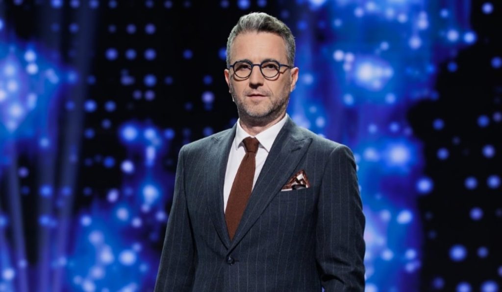 Andi Moisescu, finalist al talentului românesc: O nouă dinamică la masa juriului Andi Moisescu rămâne o figură emblematică în peisajul televiziunii române, continuându-și parcursul ca jurat al emisiunii „Românii au talent”