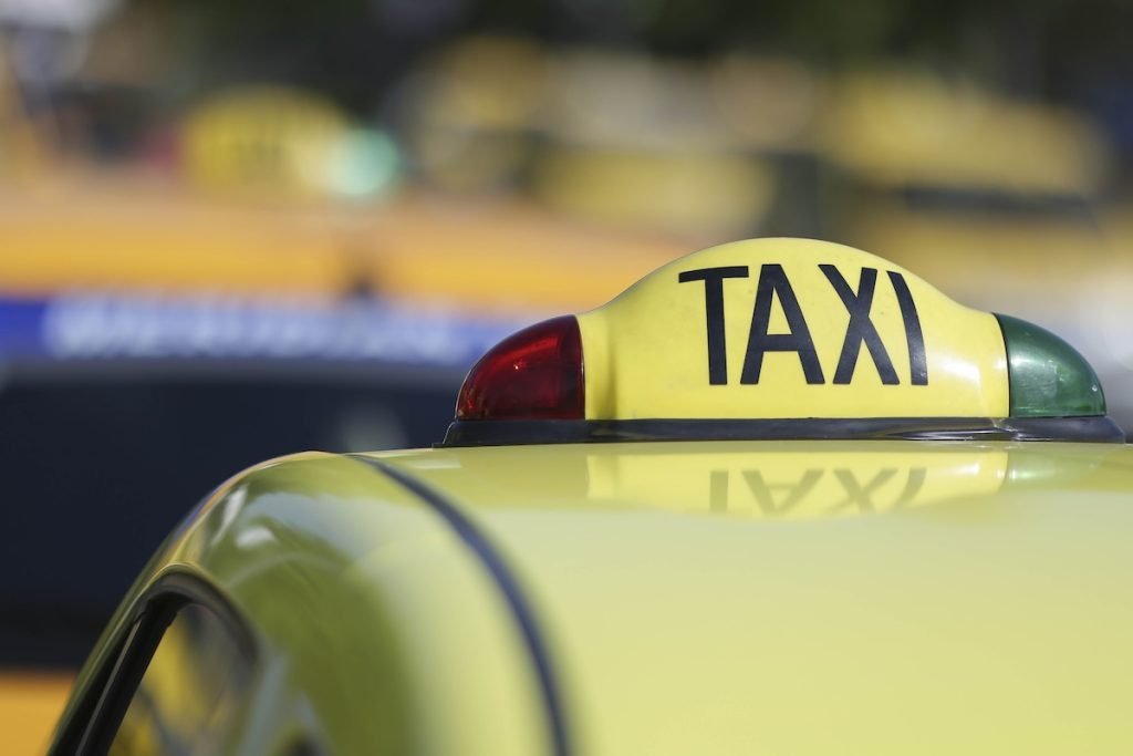 Consiliul General al Municipiului București a anunțat oficial că va aproba, în ședința programată pentru 29 ianuarie, atribuirea a 1.000 de autorizații pentru taxi, urmând ca acestea să fie scoase la concurs în anul 2026, pe parcursul a patru sesiuni succesive, fiecare la intervale de trei luni