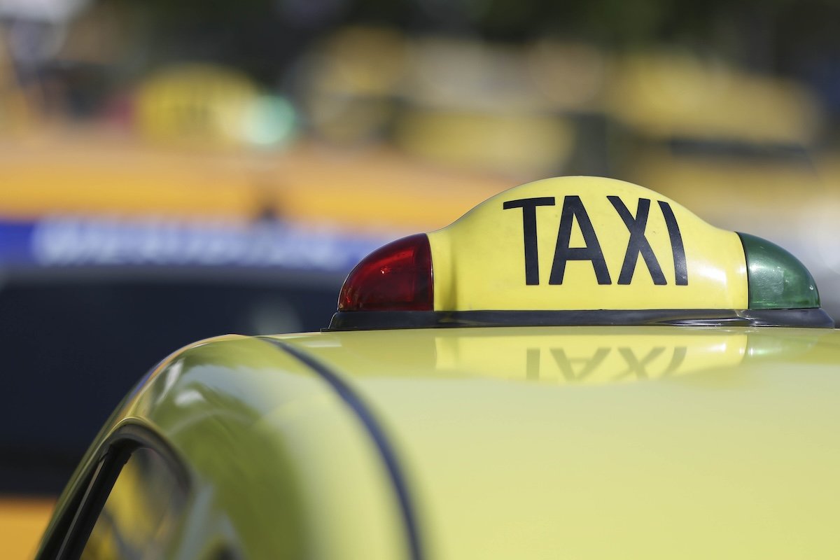 Consiliul General al Municipiului București a anunțat oficial că va aproba, în ședința programată pentru 29 ianuarie, atribuirea a 1.000 de autorizații pentru taxi, urmând ca acestea să fie scoase la concurs în anul 2026, pe parcursul a patru sesiuni succesive, fiecare la intervale de trei luni