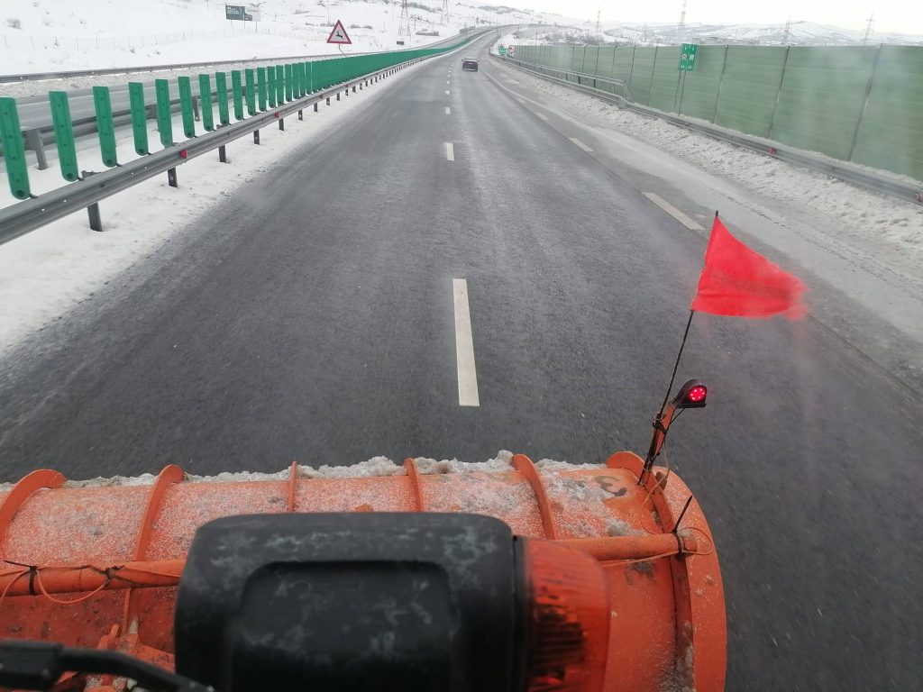 Autostrăzile din România, în sfârșit în siguranță după ninsorile recente: autoritățile anunță relxare temporară a restricțiilor În ciuda fenomenelor meteorologice extreme care au afectat în ultimele zile infrastructura rutieră, autoritățile române au reușit, până în prezent, să mențină deschise principalele drumuri naționale și autostrăzi