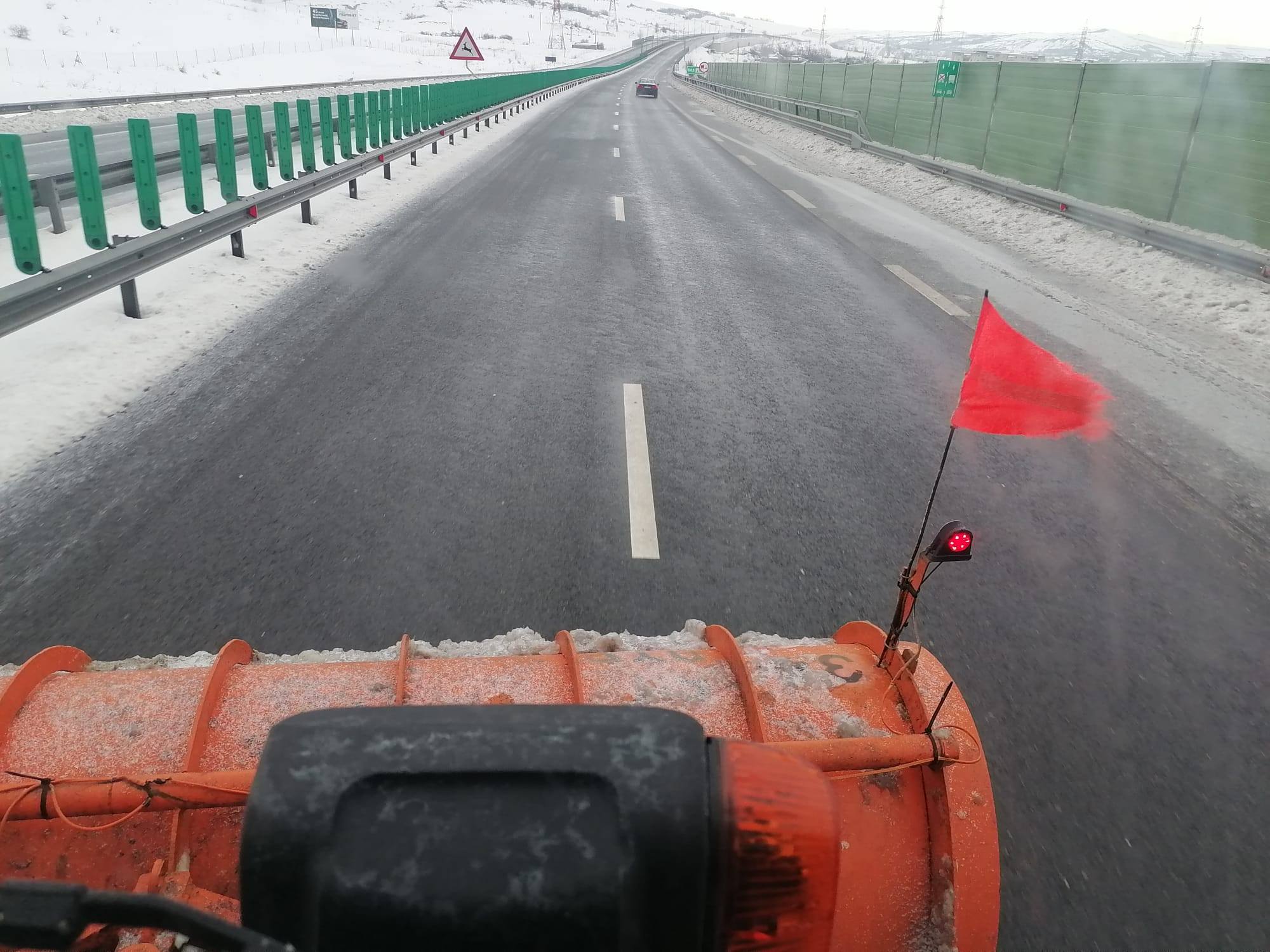 Autostrăzile din România, în sfârșit în siguranță după ninsorile recente: autoritățile anunță relxare temporară a restricțiilor În ciuda fenomenelor meteorologice extreme care au afectat în ultimele zile infrastructura rutieră, autoritățile române au reușit, până în prezent, să mențină deschise principalele drumuri naționale și autostrăzi
