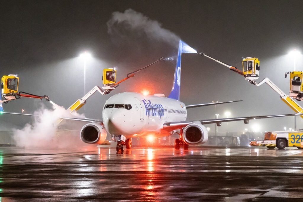 Aeroportul Schiphol din Amsterdam a fost puternic afectat de fenomenul meteo extrem din ultimele zile, fiind nevoit să anuleze peste 450 de zboruri în cursul zilei de luni