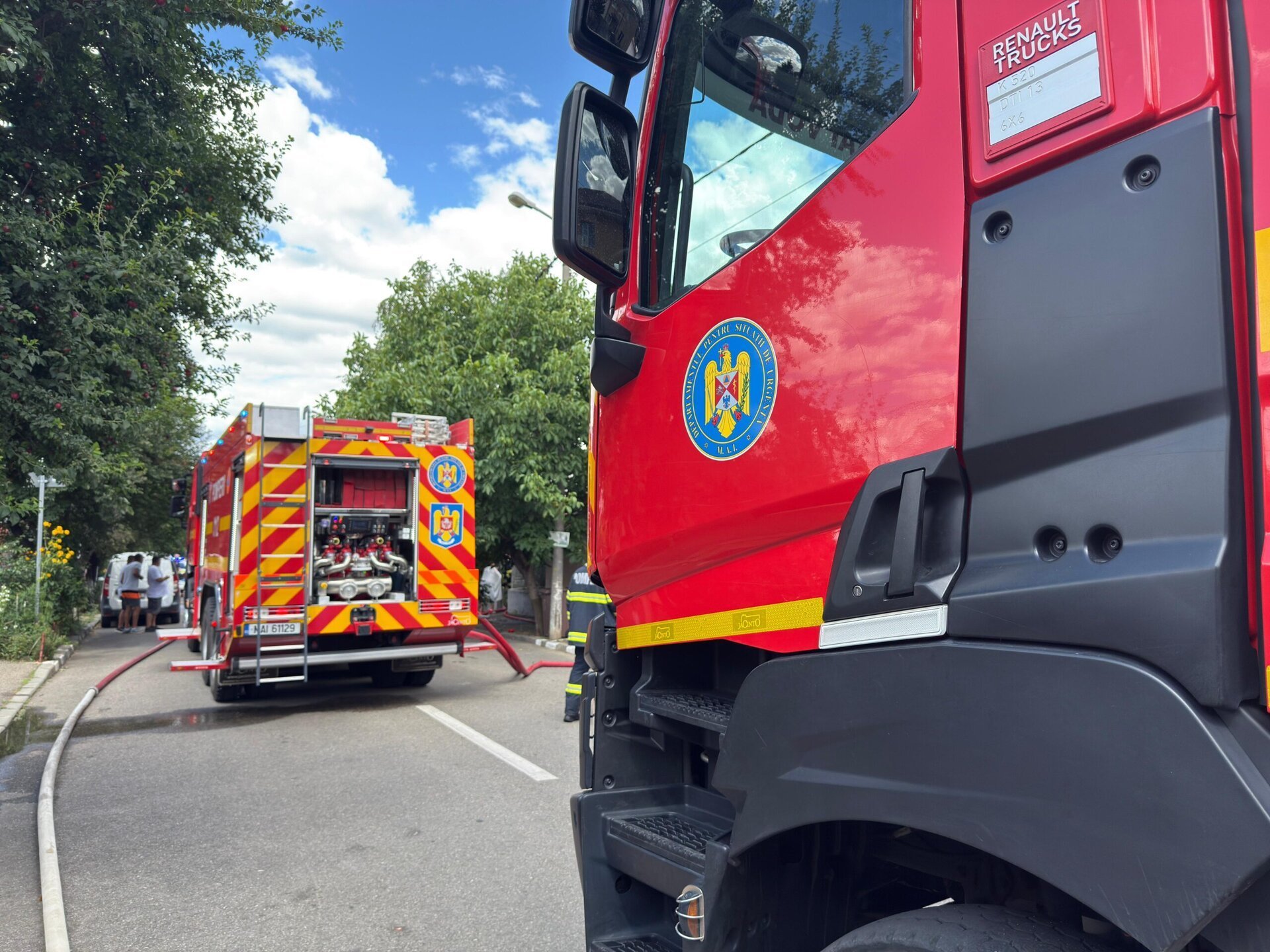 Incendiu devastator în Sectorul 5: două persoane rănite și un imobil în parapet O dimineață tulbure pentru locuitorii din Sectorul 5 al Capitalei, după ce o incendiul violent a izbucnit în jurul orei 05:40, la o casă situată pe strada Iacob Andrei