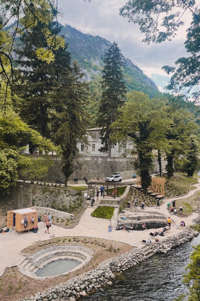 Complexul balnear istoric Băile Herculane, una dintre cele mai emblematicе destinații turistice din România, se află acum în pragul unei crize care amenință patrimoniul său cultural și istoric