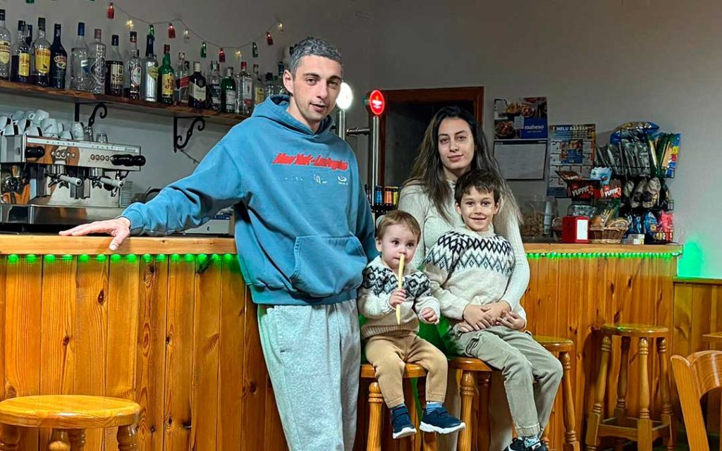 Inițiativă timidă, dar plină de speranță: doi mici aventurieri reiau cursul copiării pe străzile din Tronchón Doi copii, un băiețel de șapte ani și o fetiță de un an și jumătate, au fost surprinși din nou alergând cu voie pe aleile satului Tronchón, un loc mic și pitoresc situat între Zaragoza și Valencia, în inima munților spanioni