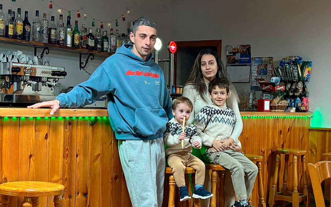 Inițiativă timidă, dar plină de speranță: doi mici aventurieri reiau cursul copiării pe străzile din Tronchón Doi copii, un băiețel de șapte ani și o fetiță de un an și jumătate, au fost surprinși din nou alergând cu voie pe aleile satului Tronchón, un loc mic și pitoresc situat între Zaragoza și Valencia, în inima munților spanioni