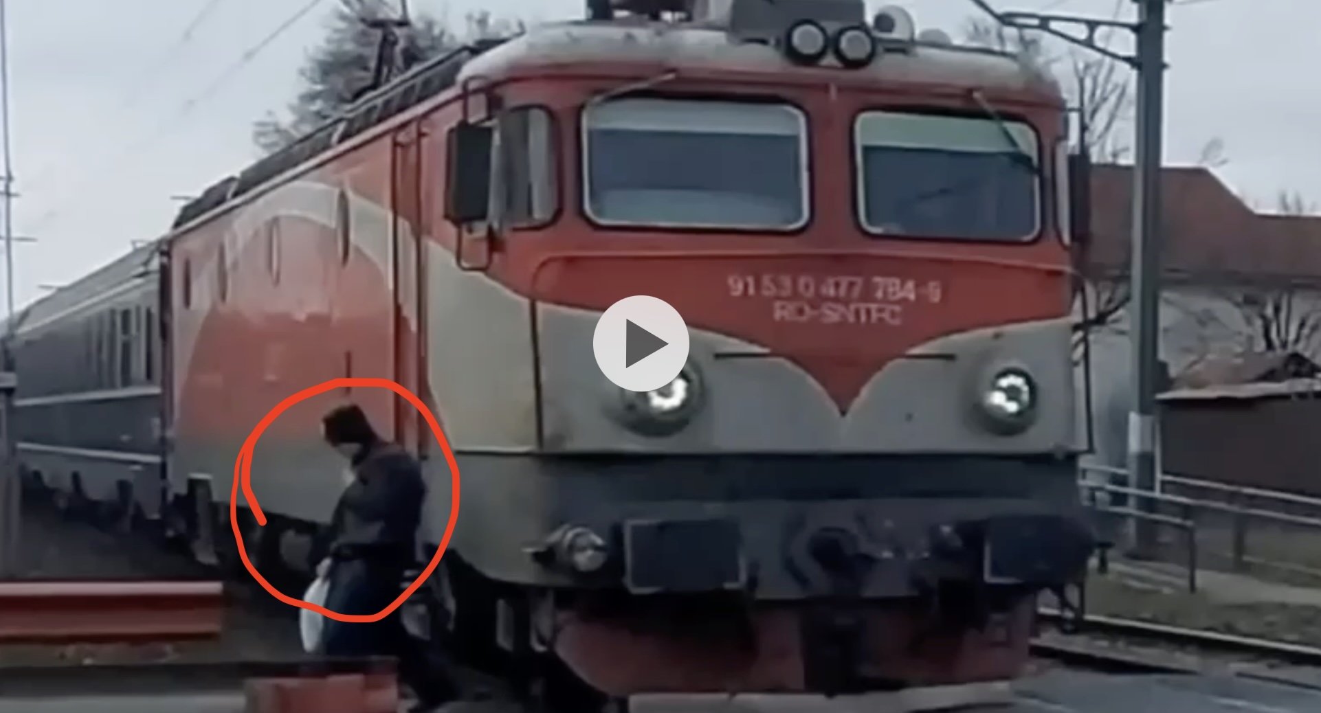 Un bărbat traversează ilegal și evită trenul cu milimetru, CDC: factorul uman, cauză principală a accidentelor