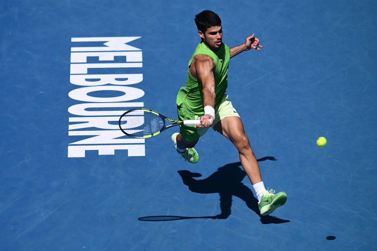 Carlos Alcaraz, pregătiri intense pentru sferturile de finală la Australian Open Melbourne, Australia – Tenismena spaniol Carlos Alcaraz a efectuat marți o sesiune de antrenament închisă la Rod Laver Arena, cu doar câteva ore înainte de a intra în competiție împotriva australianului Alex de Miñaur