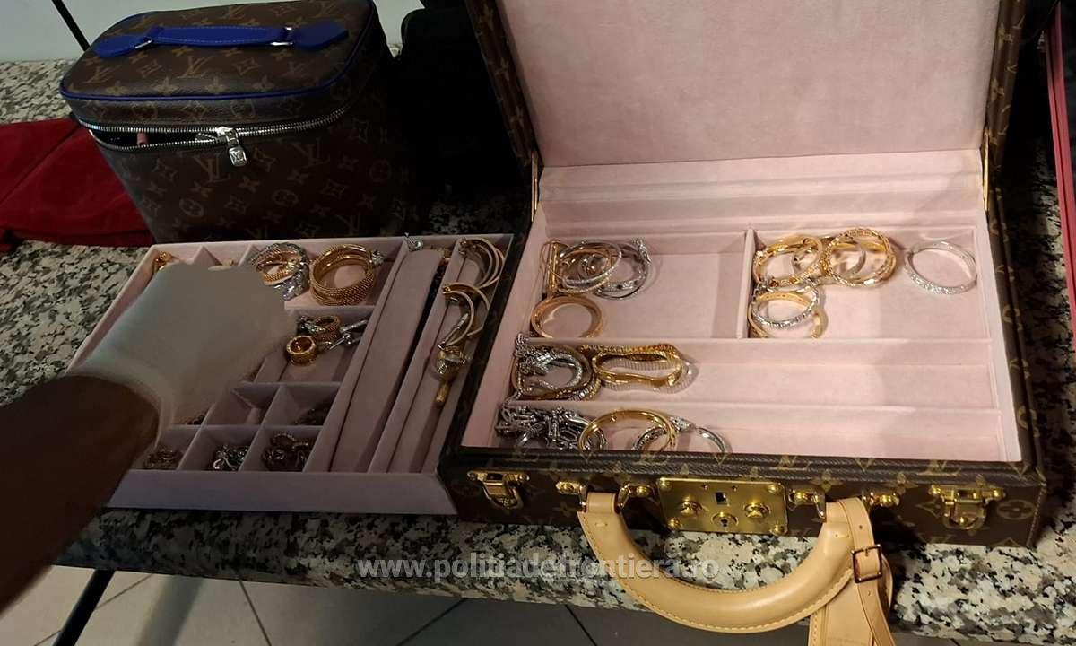 Doi adulți au fost prinși recent pe Aeroportul Otopeni în timp ce încercau să ducă peste 2 kilograme de bijuterii din aur, ceasuri de lux și sume mari de bani nedeclarate