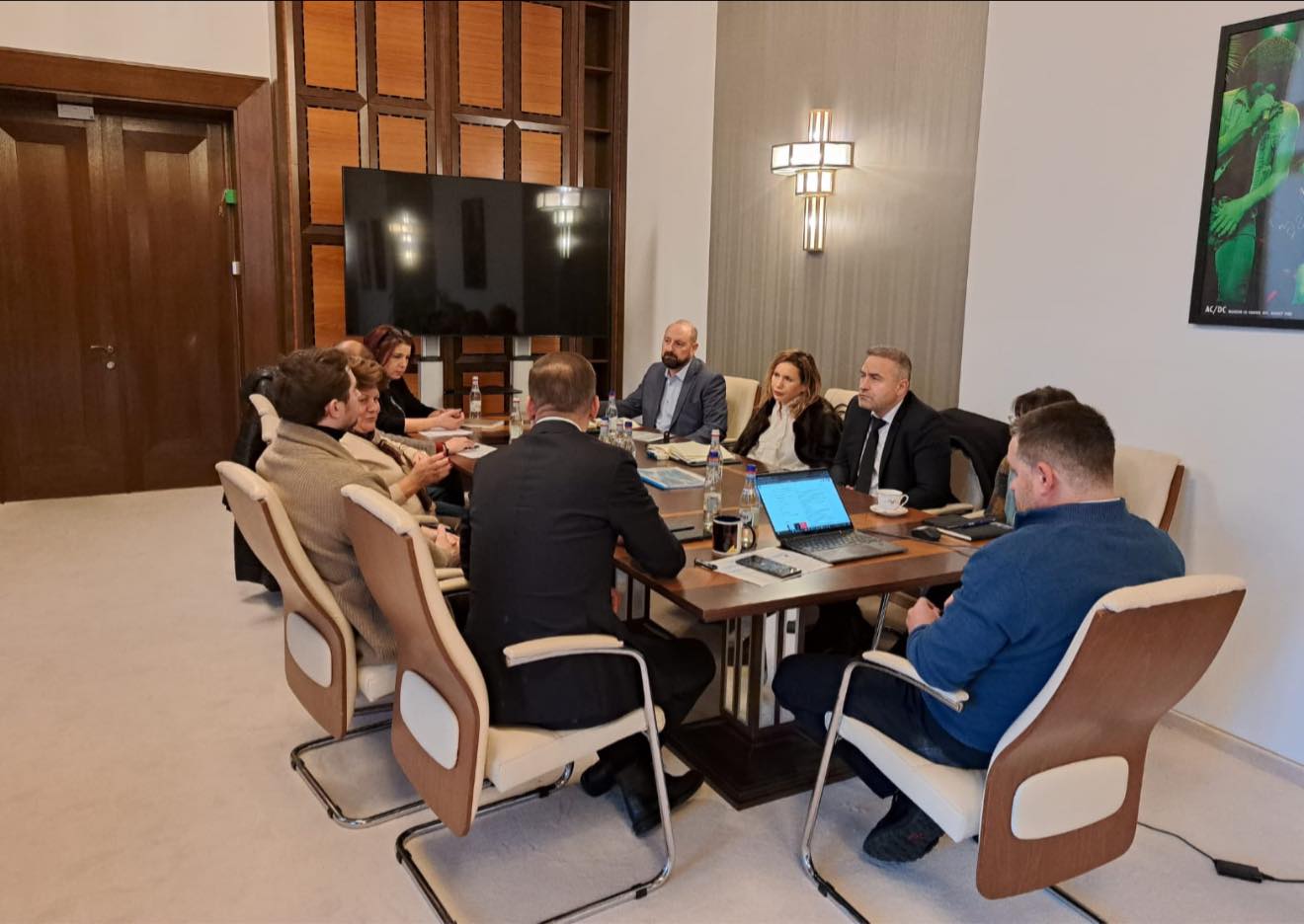 Criza termică din București: sistemul de încălzire operează la limita de avarie în toiul iernii Sezonul rece aduce deja provocări majore pentru sistemul de termoficare al capitalei, care funcționează acum la limita de avarie, amenințat de avarii repetate și probleme tehnice serioase