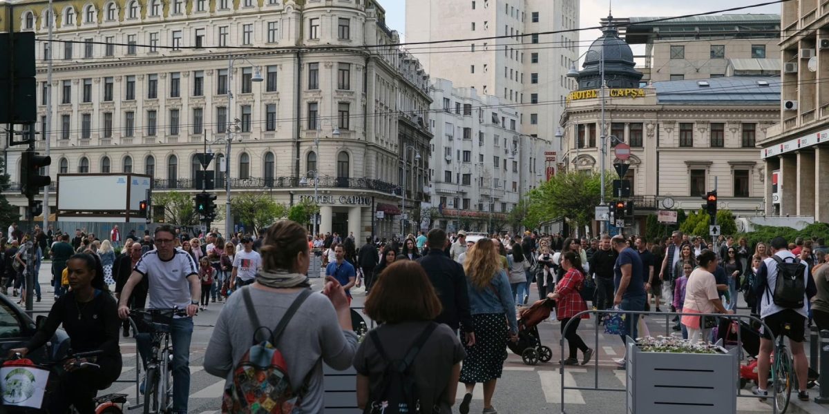 bucuresti-calea-victoriei-oameni.jpg - JurnalUrban