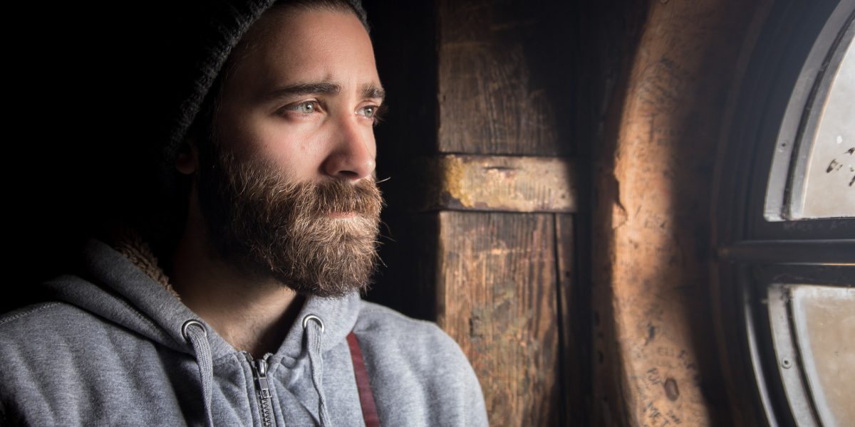 casa-barbat-fereastra.jpg - JurnalUrban