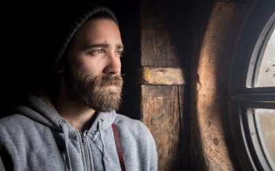 casa-barbat-fereastra.jpg - JurnalUrban