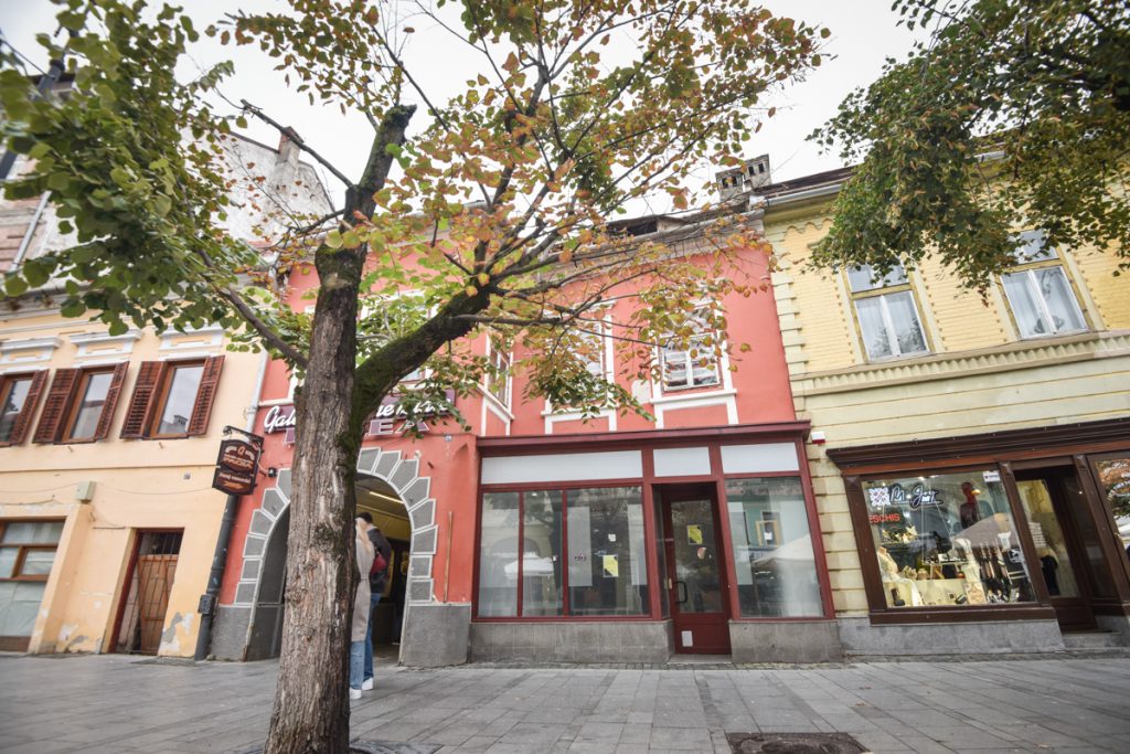 Casa din centrul istoric al Sibiului, adjudecată definitiv de Fisc după ani de dispute Administrația Județeană a Finanțelor Publice Sibiu a câștigat marți, în urma unei decizii definitive a Tribunalului din Sibiu, dreptul de proprietate asupra celei de-a doua jumătăți a unei case convingătoare, situată în inima orașului
