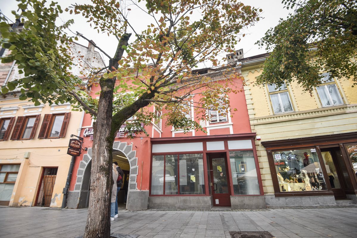 Casa din centrul istoric al Sibiului, adjudecată definitiv de Fisc după ani de dispute Administrația Județeană a Finanțelor Publice Sibiu a câștigat marți, în urma unei decizii definitive a Tribunalului din Sibiu, dreptul de proprietate asupra celei de-a doua jumătăți a unei case convingătoare, situată în inima orașului