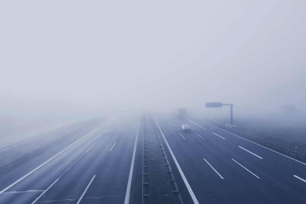 Traficul pe drumurile din zonele afectate de ceață a devenit, sâmbătă dimineața, o adevărată provocare pentru șoferi, după ce meteorologii au emis un cod galben de fenomene meteo extreme, valabil până la ora 10:00