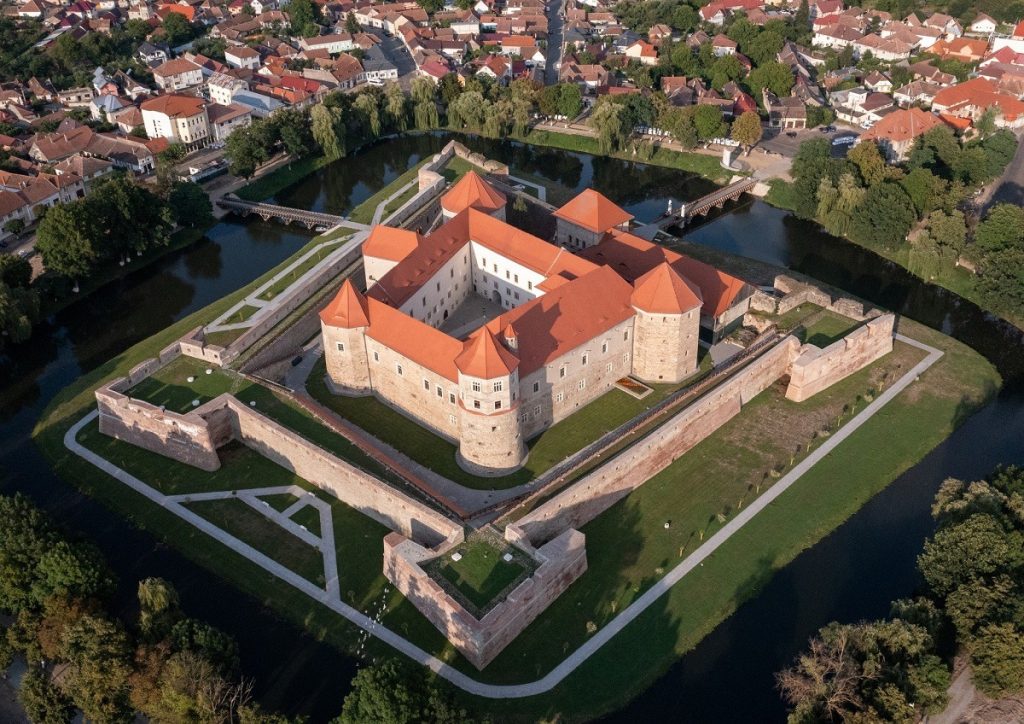 Făgărașul intenționează să devină un punct de atracție turistică inedită, grație unei finanțări europene obținute recent, care va transforma o suprafață de peste două hectare într-un parc tematic dedicat geografiei României