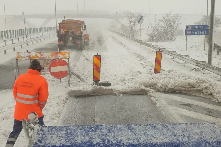 Trafic îngreunat pe drumurile din sudul țării, în contextul unei furtuni de zăpadă care continuă să afecteze România în aceste zile