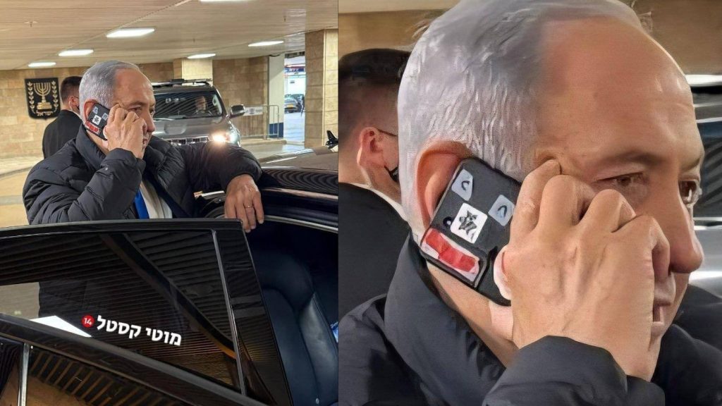 Un gest aparent banal, însă extrem de relevant în lumea securității digitale: premierul Israelului, Benjamin Netanyahu, a fost surprins recent în timp ce vorbea la telefon, sprijinindu-și telefonul cu o mână și acoperind camera cu o bucată de bandă adezivă