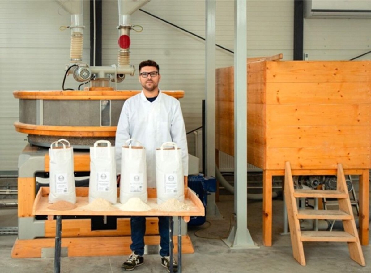Făina industrială: un mic secret despre conținutul său real și impactul asupra sănătății consumatorilor Puțini dintre noi știu cu adevărat ce ascunde în componența făinii pe care o folosim zilnic în bucătărie