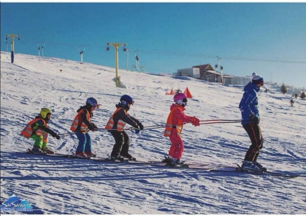 Cea mai lungă pârtie de schi din România și-a deschis porțile în stațiunea Straja, reprezentând un real punct de atracție pentru iubitorii sporturilor de iarnă din țară