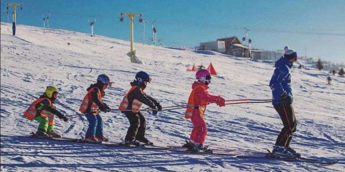 copii-schi-ski-straja-sursa-FB-Complex-Montana.jpg - JurnalUrban