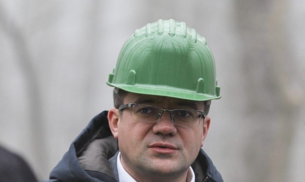 Emanuel Ungureanu, implicat în scandalul concesionării terenurilor și angajat la Consiliul Județean Iași Un nou episod care adâncește controversele din administrația locală a județului Iași provine din ultimele declarații și informații despre angajarea în aparatul Consiliului Județean (CJ) Iași a unui apropiat al actualei administrații, familiarizat cu trecutul politic al orașului și județului