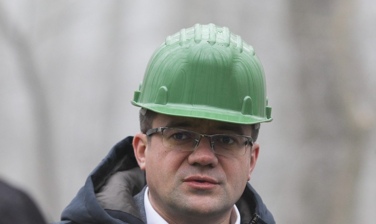 Emanuel Ungureanu, implicat în scandalul concesionării terenurilor și angajat la Consiliul Județean Iași Un nou episod care adâncește controversele din administrația locală a județului Iași provine din ultimele declarații și informații despre angajarea în aparatul Consiliului Județean (CJ) Iași a unui apropiat al actualei administrații, familiarizat cu trecutul politic al orașului și județului