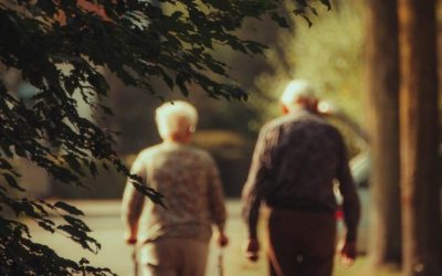 cuplu-batrani-intelepti-seniori-plimbare-casnicie-relatie-romantica-longevitate-e1715966377412.jpg - JurnalUrban